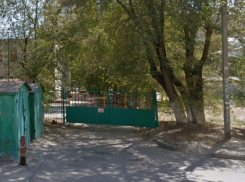 Неизвестный проник на территорию детского сада в Волгограде и предлагал детям пострелять из оружия