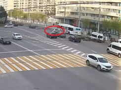 Проехавшая поперек шести полос движения на «Современнике» иномарка попала на видео