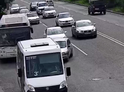Волгоградка рухнула в автобусе №25 и попала в больницу: видео