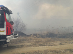 На видео попала полыхающая балка в Дзержинском районе Волгограда