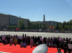 Красивые люди, поздравления и песни: в центре Волгограда готовы к Параду Победы 