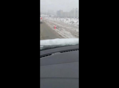  В соцсетях набирает просмотры видео, где в Волгограде в снег укладывают асфальт