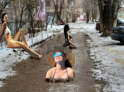 Волгоградцы рисуют фотожабы на лужи во дворах и улицах города
