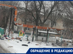В Волгограде экономят на мусорных контейнерах: мусором зарос детский сад