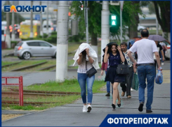 Попавших под майский дождь с грозой волгоградцев показал фотограф