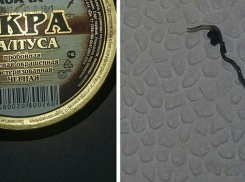 Волгоградка обнаружила в купленной банке черной икры червя размером с палец