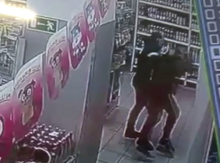 «На лице не осталось ничего живого, задыхался кровью»: драка из-за сигареты попала на видео в Волгограде