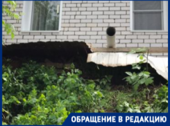 В Волгограде незаконно построенный дом съезжает с горы во двор к соседям
