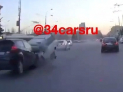 Страшное лобовое столкновение в центре Волгограда попало на видео 