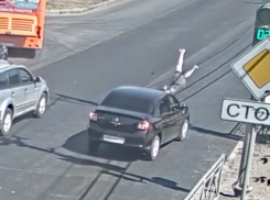 Отбросило от лобового стекла в воздух: на видео ДТП со спешащей волгоградкой