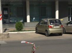 Автомобильное колесо с палкой вместо крышки люка «красуется» на бульваре Энгельса в Волгограде