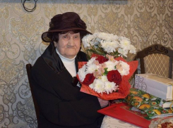 Трактористка-долгожительница из Волгоградской области отметила 100-летие