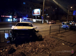Случайный пешеход и еще два человека пострадали в ДТП с тремя авто на севере Волгограда