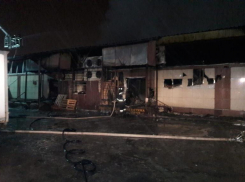 Крупный рынок загорелся в Волгограде: с огнем боролись всю ночь