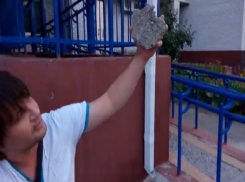 Волгоградца едва не убил сорвавшийся с крыши кусок бетона