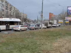 Предновогодний дорожный апокалипсис сковал юг Волгограда