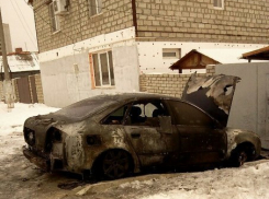 В Волгограде злоумышленники подожгли автомобиль Audi A6