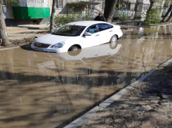  Жители дома в центре Волгограда устали от лужи-моря в собственном дворе