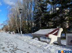Настала эпоха перемен: на бульваре в центре Волгограда меняют скамейки