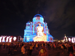 В день выборов тысячи волгоградцев собрались у собора, подсвеченного изображением Александра Невского