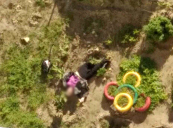 Пенсионерка разбилась насмерть при падении с балкона 16-этажки на юге Волгограда