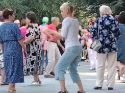 Блондинка приковала взгляды эффектным танцем как на шарнирах в центре Волгограда