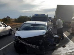 Водитель Ford из Казани врезался в 4 фуры под Волгоградом и чудом выжил