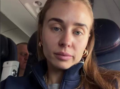 Блогер-миллионник пережила страх и сняла нервное видео в севшем не с первого раза самолете