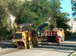 В центре Волгограда начали фрезеровать улицу Порт-Саида
