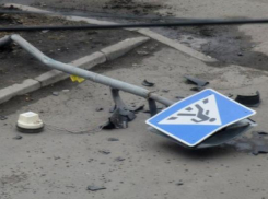 На юге Волгограда «Газель» протаранила дорожный знак: 1 в больнице