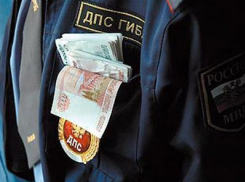 Под Волгоградом экс-сотрудник ДПС осужден на 3 года за взятку в 50 тысяч
