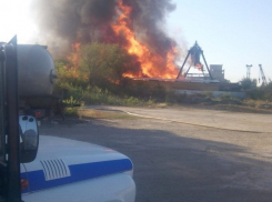 На юге Волгограда тушат пожар на складе древесины