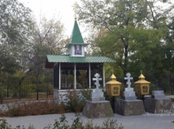 В Волгограде шестеро парней разрушили памятный крест в часовне