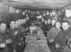 31 декабря 1942 года – под Сталинградом советские воины встречают Новый год с твердой верой в грядущую победу над врагом