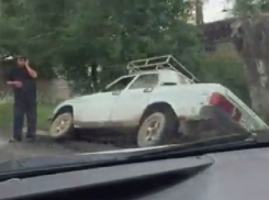 Нелепая авария со старенькой «Волгой» попала на видео в Волгограде 