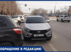 Демонстративную наглость автохама в центре города показала на видео волгоградка