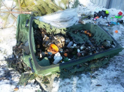 В Волжском пытались разобрать и похитить 35 новых контейнеров