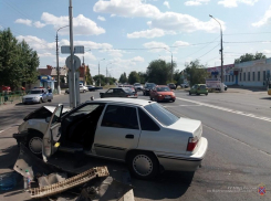 «Куда же так лететь»: на Рабочем в Волжском столкнулись Daewoo Nexia и ВАЗ-2114