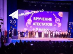 В волжской школе аттестаты вручали на фоне баннера с грубой ошибкой