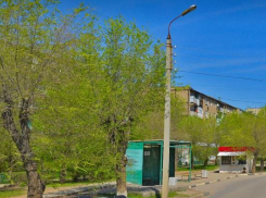 Женщина внезапно скончалась на автобусной остановке под Волгоградом 
