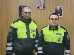 Застрявшую в грязи волгоградку спасли полицейские 