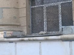 Отваливаются куски карниза, килограмм по 10, - житель Волгограда о здании военной прокуратуры