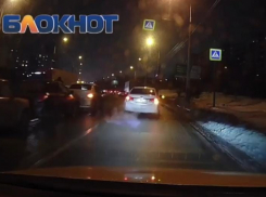 Пять автомобилей столкнулись в Волгограде на пешеходном переходе