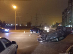 В Волжском иномарка перевернулась вверх дном 