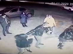 «Я подошёл к нему, ударил по лицу, ткнул ножом»: видео массовой драки в кафе Волгограда