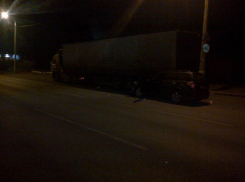 В Волгограде Subaru въехала в стоявший КамАЗ: 3 пострадали