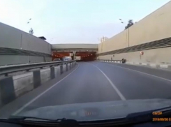 Страшная авария с байкерами, слетевшими с мотоцикла в тоннеле на Тулака, попала на видео