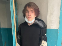 Забирал деньги у пенсионеров: под Волгоградом поймали 18-летнего курьера телефонных аферистов