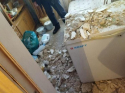 Потолок рухнул в жилом доме в Волгограде