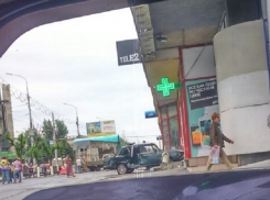 ВАЗ влетел в магазин после столкновения с Audi в центре Волгограда